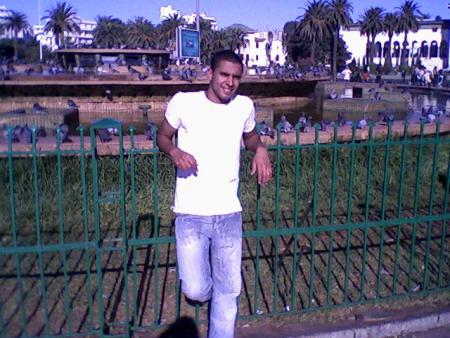 moi devant la fontaine au centre ville